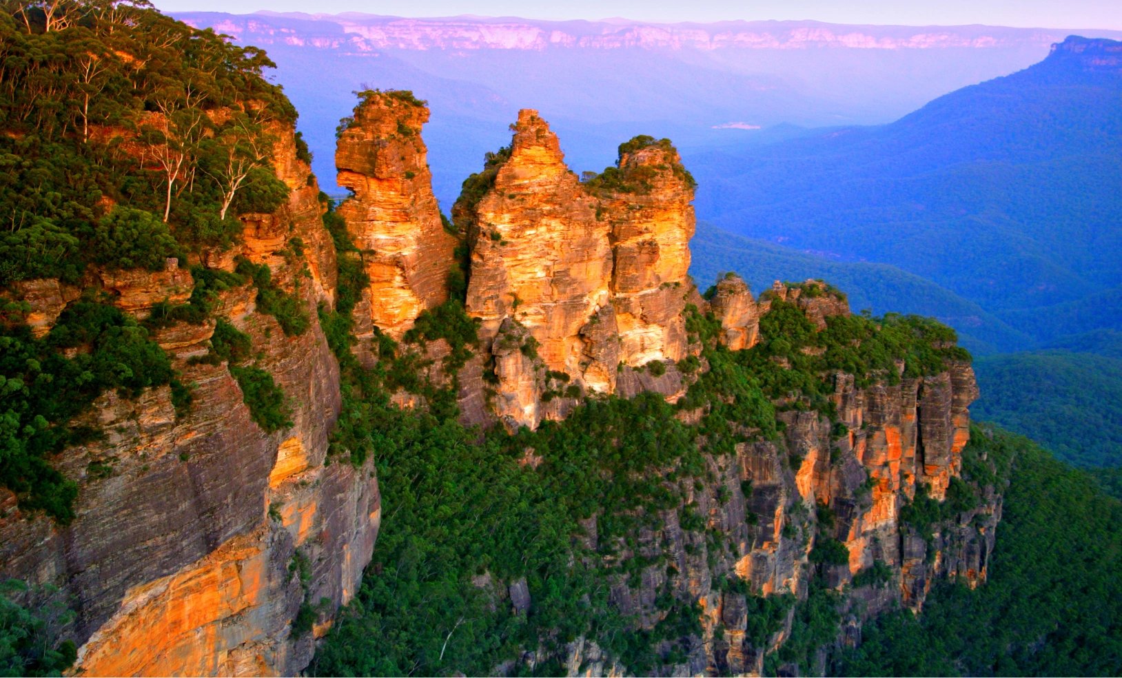 Three Sisters rock formation in the Blue Mountains Australia luxury tour.